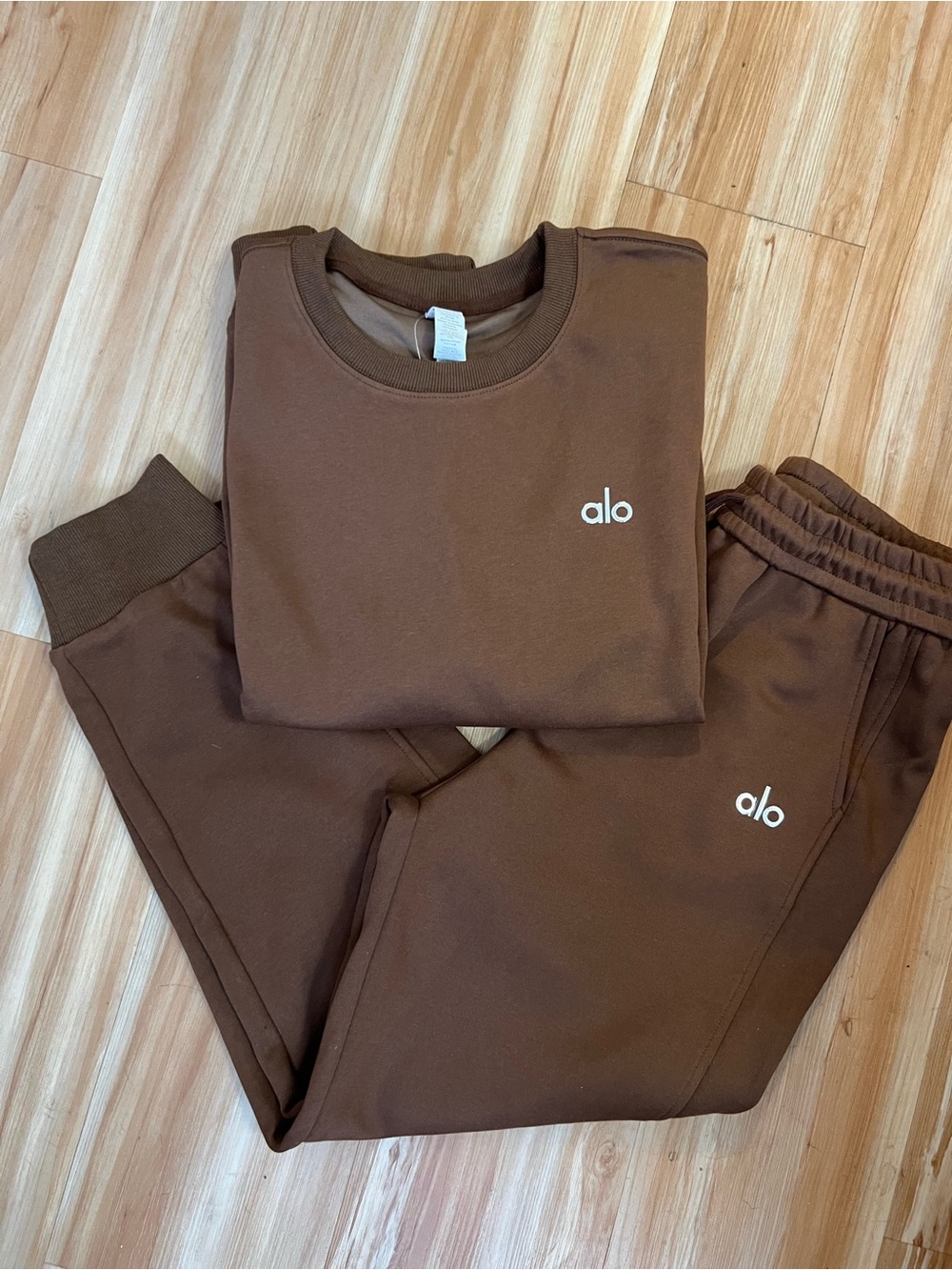 ALO Yoga Brown Crewneck Sweatshirt & Joggers Set - Picture 5 of 5